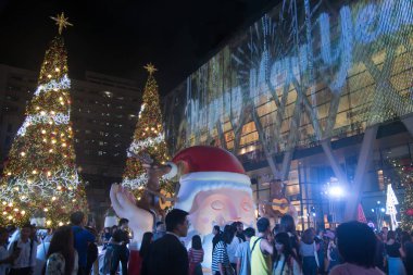 Işık ve Noel ağaçlar güzel Noel ve yeni yıl kutlama 2018 süslemeleri Bangkok, Tayland.