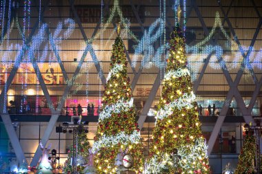 Işık ve Noel ağaçları dekore güzel Noel ve yeni y