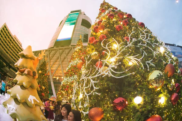 Bangkok, Tayland - Aralık 5,2017: hayvan heykeli ve ışık süslemeleri Noel ağacı kutlama 2018, Orta Dünya mağaza Noel ve mutlu yeni yıl olay için güzel Kasımda 22,2017 Bangkok şehir, Tayland.