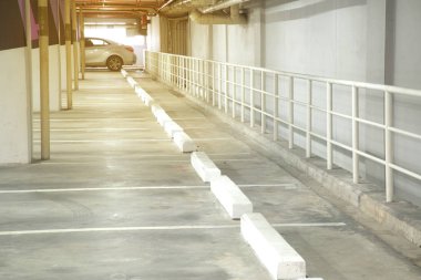 Araba park garaj iç içerde binanın içinde 