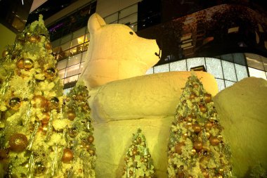 Bangkok, Tayland Aralık 18,2017: büyük açık beyaz ayı heykeli ve ışık süslemeleri güzel Noel ağacı kutlama 2018, Emquartier alışveriş için Noel ve mutlu yeni yıl olay üzerinde 18 Aralık 2017 üzerinde Bangkok şehir.