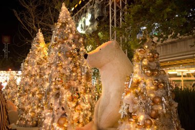 Bangkok, Tayland Aralık 18,2017: büyük açık beyaz ayı heykeli ve ışık süslemeleri güzel Noel ağacı kutlama 2018, Emquartier alışveriş için Noel ve mutlu yeni yıl olay üzerinde 18 Aralık 2017 üzerinde Bangkok şehir.