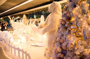 Beyaz ayı heykeli ve ışık güzel beyaz ayı ve Bangkok şehir, Tayland Noel ağacı kutlama süslemeleri.