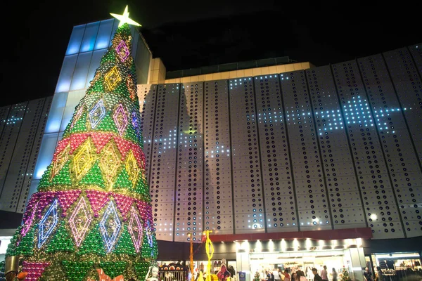 Estatua de arte y árbol de Navidad en Chriatmas y Año Nuevo Celebrat — Foto de Stock