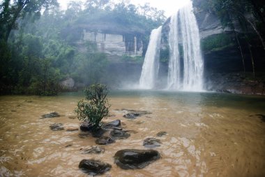 Huay Luang Tayland Güneydoğu ünlü şelale.