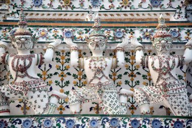 Süs heykelin en önemli özelliği, Wat Arun Ratchawararam Ratworamahawihan (Temple of Dawn) üzerine bir Budist tapınağı (wat) Bangkok şehir, Tayland ile renkli porselen kaplı onun Merkezi bombalamak (Khmer tarzı kule). 