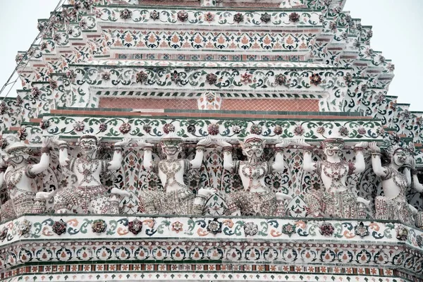 Patrón de baldosas decorativas de cerámica en el Prang principal del templo Wat Arun Ratchawararam, Bangkok, Tailandia . —  Fotos de Stock