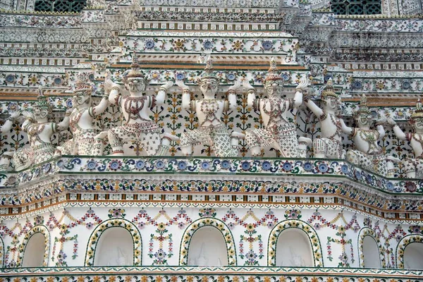 ワット アルン Ratchawararam Ratworamahawihan 暁の寺 の主な特徴の装飾用の像は首都のバンコクの仏教寺院 ワット タイでは色鮮やかな磁器で覆われたその中心街にあるモノを クメール様式の塔 — ストック写真