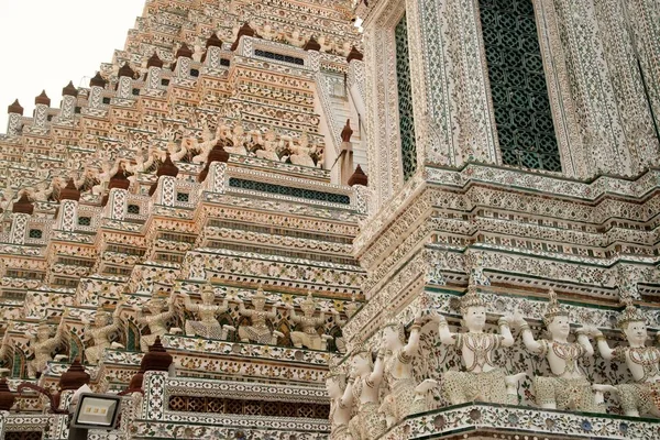 ワット アルン Ratchawararam Ratworamahawihan 暁の寺 の主な特徴の装飾用の像は首都のバンコクの仏教寺院 ワット タイでは色鮮やかな磁器で覆われたその中心街にあるモノを クメール様式の塔 — ストック写真