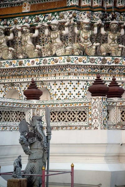 Okrasné Socha Hlavním Rysem Wat Arun Ratchawararam Ratworamahawihan Temple Dawn — Stock fotografie