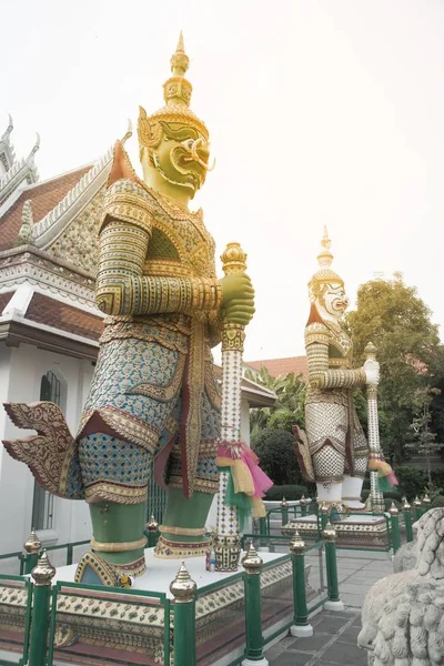 ワット アルン Ratchawararam Ratworamahawihan 暁の寺 の正面入り口に日シーン タイ巨大ガーディアンは 首都バンコク タイの仏教寺院 ワット — ストック写真