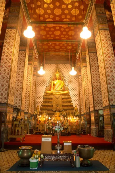 Golden sitting Buda principal en el Prang principal de Wat Arun Ratchawarar — Foto de Stock