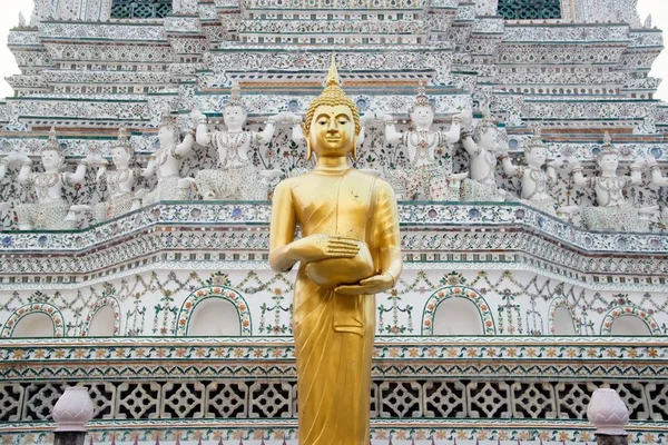 Buda de pie dorado en el Prang principal del templo Wat Arun Ratchawararam, Bangkok, Tailandia . — Foto de Stock