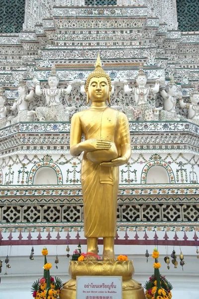 金站大佛前面的主要特色是 Ratchawararam Ratworamahawihan 黎明寺 是曼谷的一座佛寺 泰国是其中央看到 高棉风格的塔 镶嵌着五颜六色的瓷器 — 图库照片