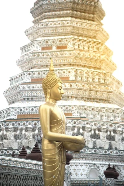 Goldener Stehender Buddha Vor Dem Hauptmerkmal Des Wat Arun Ratchawararam — Stockfoto