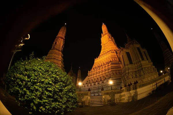 Ночная сцена в главном Пранге храма Ват Арун Ратчаварарам, Банг — стоковое фото