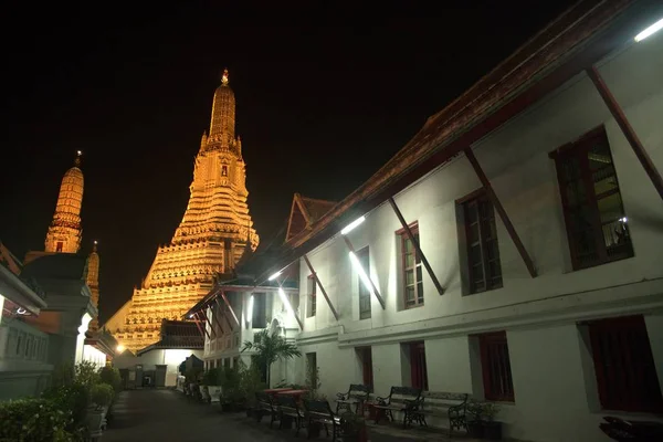 泰国曼谷 Ratchawararam 寺看到主要的夜景. — 图库照片