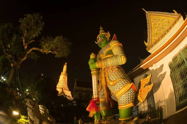 Nachtszene Thailändischer Riesenwächter Eingang Der Ordinationshalle Wat Arun Ratchawararam Ratworamahawihan — Stockfoto