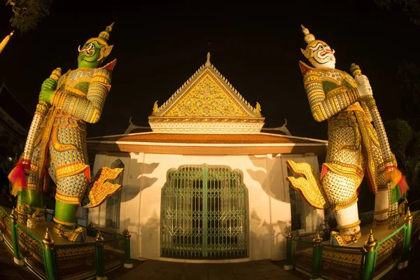 Night Scene Thai Giant Guardian Front Entrance Ordination Hall Wat — Stock Photo, Image