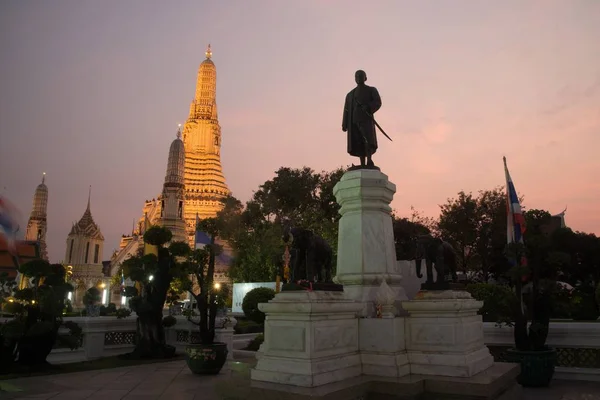 Ora del tramonto al King Monument Rama II e al Prang principale del tempio di Wat Arun Ratchawararam, Bangkok, Thailandia . — Foto Stock