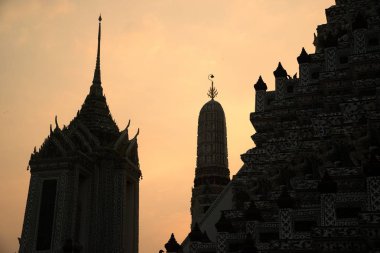 Siluet günbatımı zaman ana Saldırın, Wat Arun Ratchawararam Tapınağı, Bangkok, Tayland.
