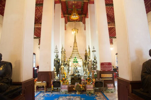 Relikwieën van de Boeddha's op belangrijkste Prang van Wat Arun Ratchawararam. — Stockfoto