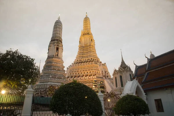 Hora do pôr-do-sol no templo principal de Wat Arun Ratchawararam, Bang — Fotografia de Stock