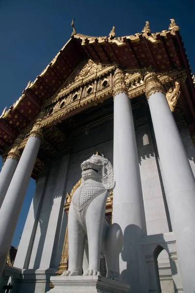 Statue du gardien devant l'église de Wat Benchamabophit, le Marbl — Photo