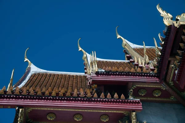 Gable apex van kerk op Wat Benchamabophit, de marmeren tempel in Bangkok. — Stockfoto