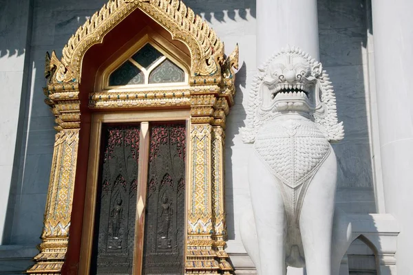 Estatua del Guardián frente a la Iglesia en Wat Benchamabophit, el Mármol — Foto de Stock