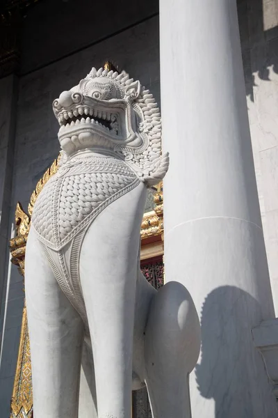 Guardian socha přední části kostela na Wat Benchamabophit, kuličky — Stock fotografie