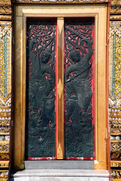 Thai art on Entrance door of Church at Wat Benchamabophit, the M — Stock Photo, Image