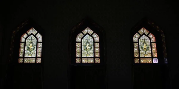 Thaise kunst op venster van kerk op Wat Benchamabophit, de marmeren tempel Bangkok, Thailand. — Stockfoto