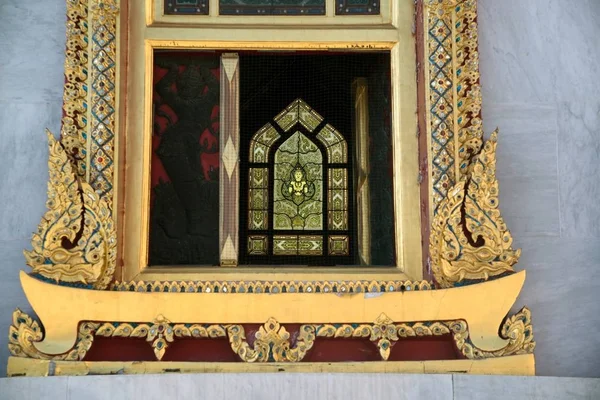 Thaise kunst op venster van kerk op Wat Benchamabophit, de marmer-t — Stockfoto