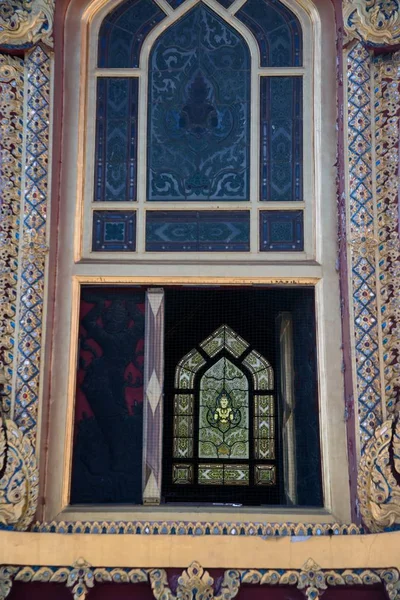 Thaise kunst op venster van kerk op Wat Benchamabophit, de marmer-t — Stockfoto