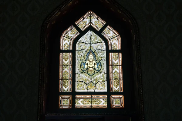 Thailändsk konst i fönstret i kyrkan vid Wat Benchamabophit, marmor t — Stockfoto