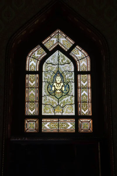 Arte tailandés en la ventana de la Iglesia en Wat Benchamabophit, el mármol t —  Fotos de Stock