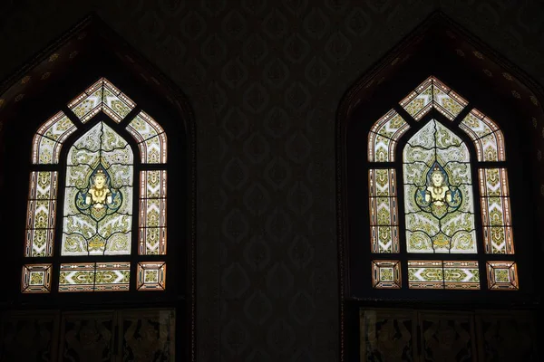 Thailändische Kunst am Fenster der Kirche am wat benchamabophit, dem Marmortempel in Bangkok, Thailand. — Stockfoto