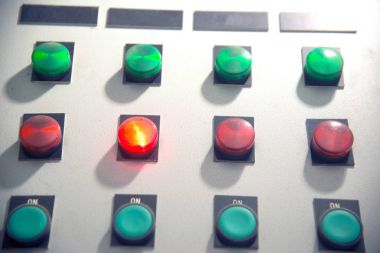 Duvardaki çeşitli elektrik denetimleri.