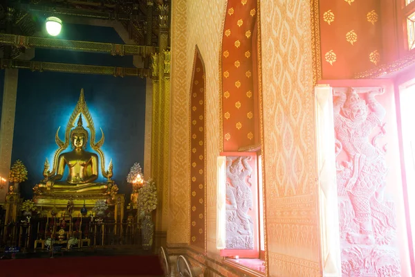 Phra Puttha Jinnarat, altar principal com buddha sentado, de Wat Benchamabophit (Templo de Mármore), Bangkok, Tailândia  . — Fotografia de Stock