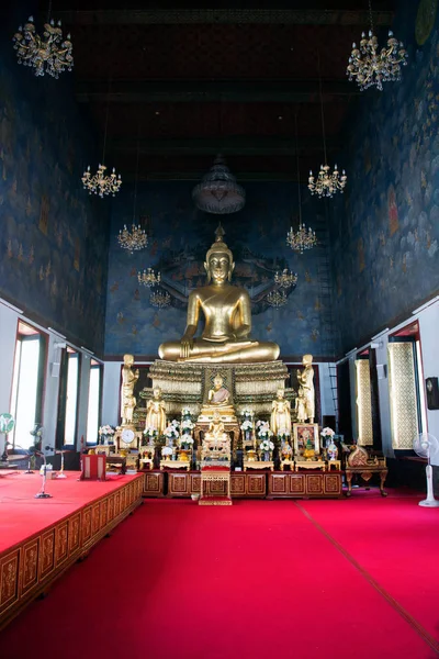 Bouddha principal doré dans le monastère de Wat Rat Natda Ram Worawihan . — Photo