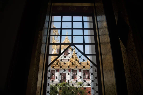 Malerischer Blick aus dem Inneren am wat rat natda ram worawihan monaste — Stockfoto