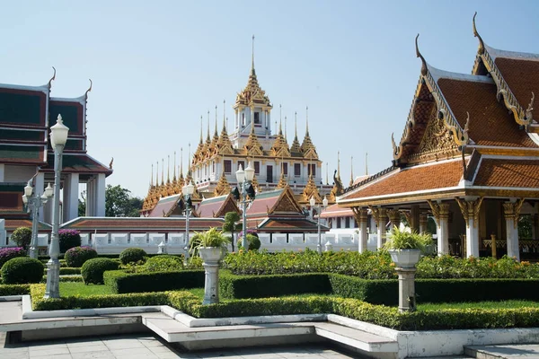 The loha prasat oder Metallburg in wat ratchanatdaram woravihan, — Stockfoto