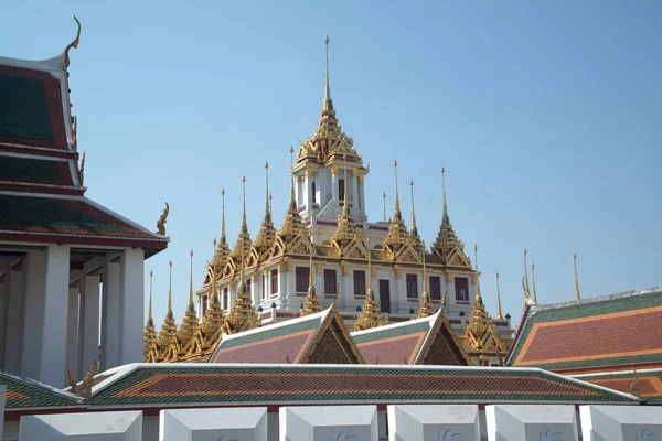 Loha Prasat nebo Metal hrad v Wat Ratchanatdaram Woravihan, — Stock fotografie