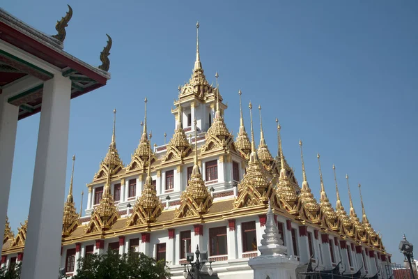 Den Loha Prasat eller metall slott i Wat Ratchanatdaram Woravihan, — Stockfoto