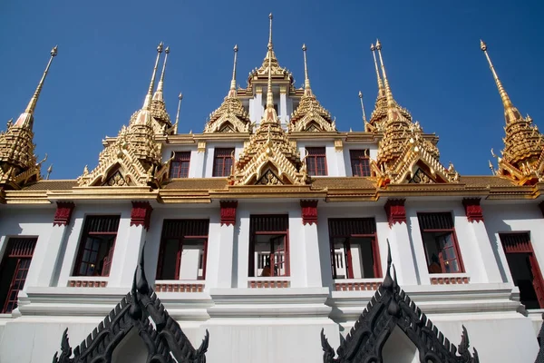 Il Loha Prasat o castello di metallo a Wat Ratchanatdaram Woravihan , — Foto Stock