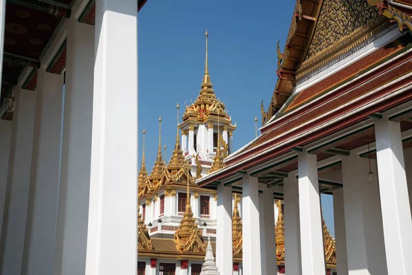 Loha Prasat tai metallilinna Wat Ratchanatdaram Woravihanissa , — kuvapankkivalokuva