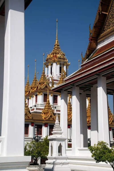 The Loha Prasat or Metal Castle in Wat Ratchanatdaram Woravihan, — Stock Photo, Image