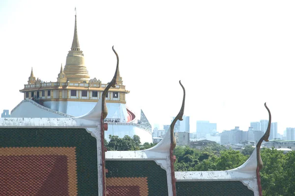 Вид зверху золотої гори в Wat Saket від Wat щур Natda оперативної пам'яті Worawihan монастир і розташований в Бангкоку, Таїланд. — стокове фото