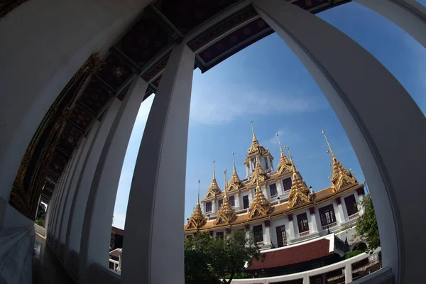 Den Loha Prasat eller metall slott i Wat Ratchanatdaram Woravihan, — Stockfoto